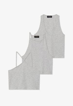 Trzy szare topy na ramiączkach o różnych wzorach. Jeden ma głęboki dekolt w kształcie litery V, podczas gdy pozostałe mają cienkie ramiączka i skróconą sylwetkę. Miękka tekstura materiału.