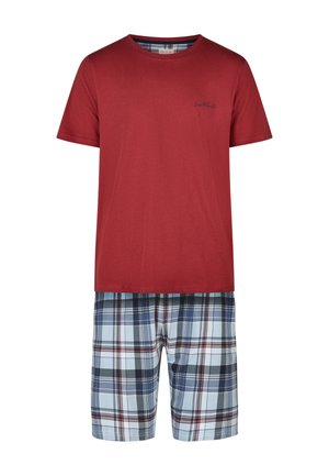 Rotes T-Shirt mit kurzen Ärmeln, kleinem Text auf der Brust und knielangen Shorts in blau-weiß-rot kariert.