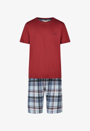 Rood T-shirt met korte mouwen, kleine tekst op de borst en knielange geruite short in blauw, wit en rood.