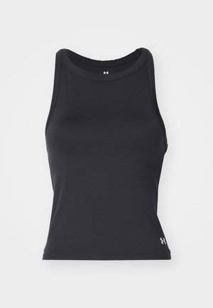 Top atlético negro sin mangas con cuello redondo, hecho de un material suave y elástico. Presenta un pequeño logo en la parte inferior derecha.