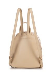 Zaino in ecopelle beige con due spallacci regolabili, dettagli testurizzati e hardware dalla finitura dorata. Forma arrotondata con tasche laterali a zip.