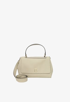 Borsa a mano in pelle beige con un design strutturato, caratterizzata da un emblema dorato a forma di lettera "E", manico superiore e tracolla removibile.
