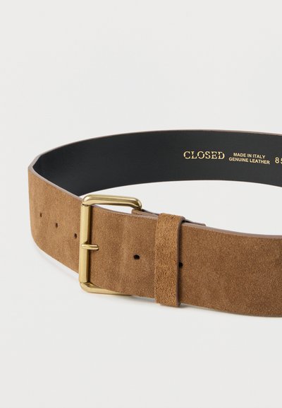 Ceinture en daim marron avec une boucle en métal doré poli, dotée d'une doublure intérieure lisse et de plusieurs trous d'ajustement. Fabriquée en cuir véritable.