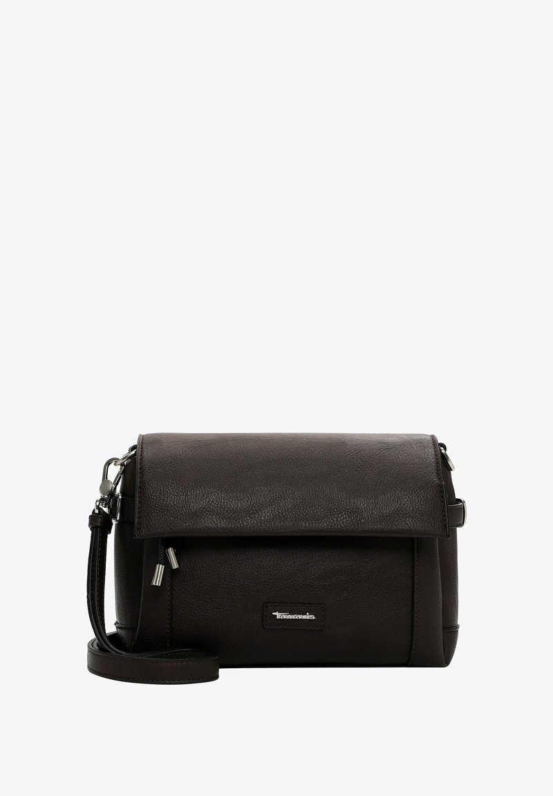 Borsa a tracolla nera in pelle con chiusura a pattina, superficie testurizzata, hardware argento e tracolla regolabile. Presenta un dettaglio con logo.