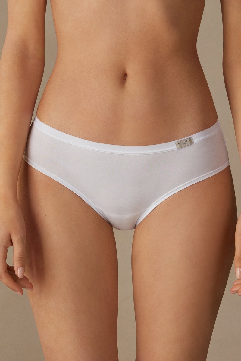 Witte katoenmix bikini slipjes met een gladde textuur en elastische tailleband, voorzien van een klein logo-label aan de zijkant.