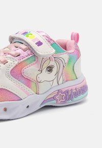 Dziecięce sneakersy z białą syntetyczną cholewką o pastelowym gradientzie. Posiadają grafikę jednorożca, wzór gwiazdek oraz rzep.