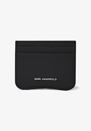 Zwarte leren kaarthouder met meerdere kaartsleuven en een zilveren "KARL LAGERFELD" logo gecentreerd aan de onderkant.