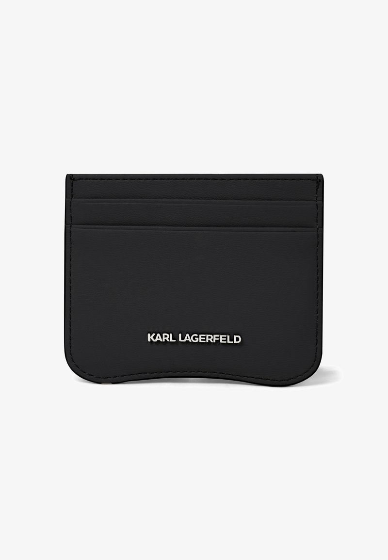 Μαύρο δερμάτινο πορτοφόλι καρτών με πολλαπλές θήκες καρτών και ασημένιο λογότυπο "KARL LAGERFELD" τοποθετημένο στο κέντρο στο κάτω μέρος.