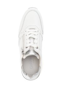 Witte sneaker met zilveren accenten, voorzien van een textuur bovenwerk, vetersluiting, zijrits en een ronde neus.