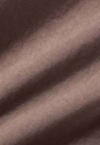 Brun texturerad tyg med ett vävt mönster, som har subtila nyansvariationer och en mjuk glans, lämplig för möbelklädsel eller kläder.