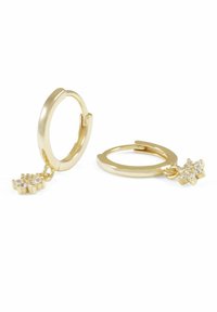 Guldörhängen i form av hoop med en slät yta, prydda med en blomformad berlock dekorerad med små klara kristaller, hängande från en av hoopen.