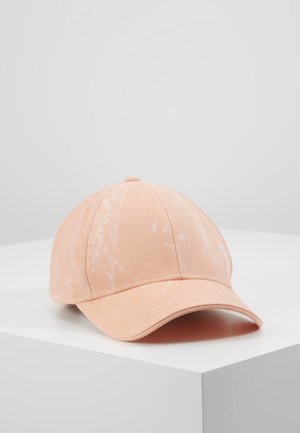 Jasnoróżowa czapka bejsbolowa z delikatnymi białymi paskami, zakrzywionym daszkiem i małym guzikiem na czubku, umieszczona na białej powierzchni.