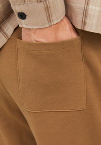Jack & Jones JPSTACE SMART - Tracksuit bottoms - otter