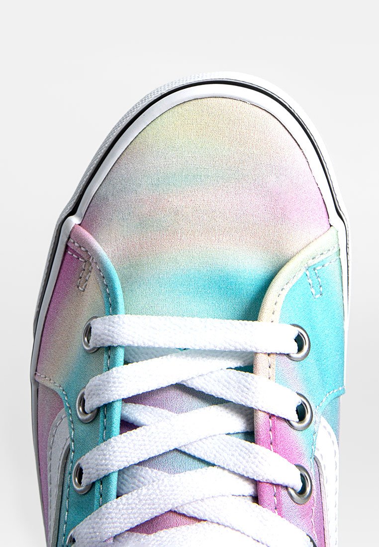 Zapatilla de lona con un patrón degradado de colores pastel, que incluye rosa y azul, con cordones blancos y una suela de goma.