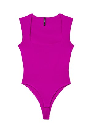 Body senza maniche di un vivace magenta con scollo quadrato ampio e aperture per le gambe ad alta linea, mostrato steso.