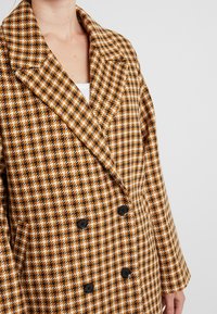 Gestuz Kort kappa / rock - brown