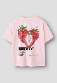 T-shirt en coton rose à manches courtes, ornée de trois fraises illustrées, dont une coupée en deux, avec le mot "BERRY" imprimé en dessous.