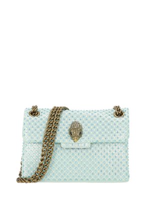 Bolso azul claro cubierto de pequeños cristales con correa de cadena de bronce y cierre decorativo de bronce en forma de mano estilizada.