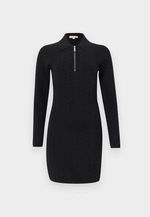Zwarte lange-mouwen gebreide jurk met getextureerde verticale patronen, een kraag en een halve ritssluiting aan de voorkant.