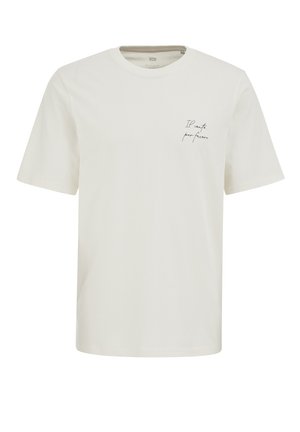 Wit T-shirt met korte mouwen en ronde hals met kleine zwarte cursieve tekst gedrukt op de linkerborst met de tekst "Il cente per favore".