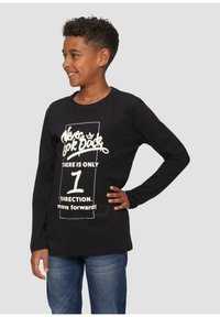 Zwarte langwerpige T-shirt met lange mouwen met gedurfde witte opdruk met de tekst "Kijk nooit achterom" en "Er is maar 1 RICHTING. Ga vooruit!"