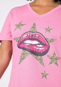 Angel of Style KOMFORT FIT LIPPEN-MOTIV ZIERSTEINCHEN - T-shirt con stampa - flamingo