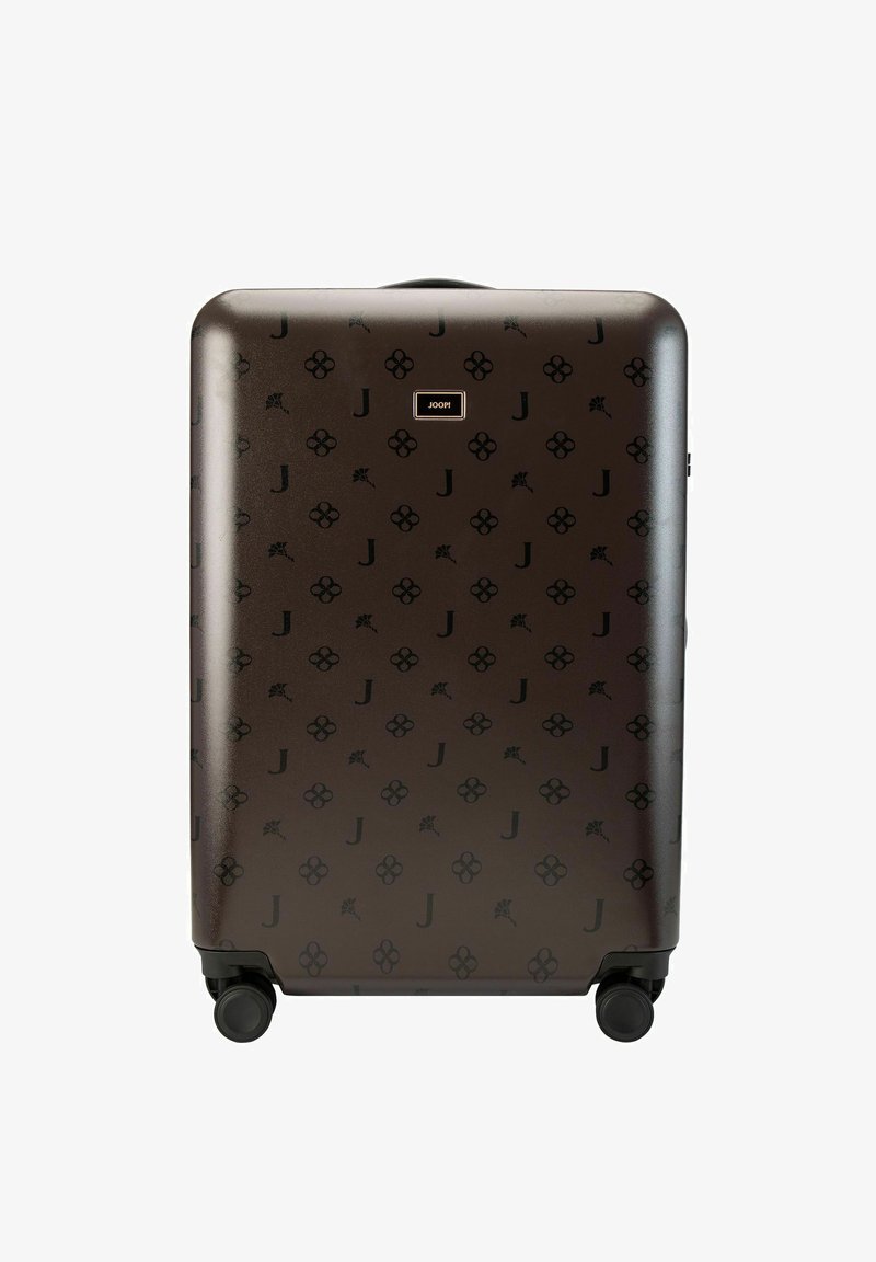 Valise rigide marron avec motifs floraux noirs et "J", quatre roues et une petite plaque logo rectangulaire en haut au centre.