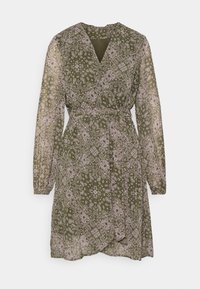 Vestido envelope verde, com padrão, de mangas longas, decote em V e faixa na cintura. Apresenta intrincados desenhos em paisley e flores em cores claras.