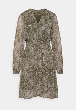 Vestido envelope verde, com padrão, de mangas longas, decote em V e faixa na cintura. Apresenta intrincados desenhos em paisley e flores em cores claras.