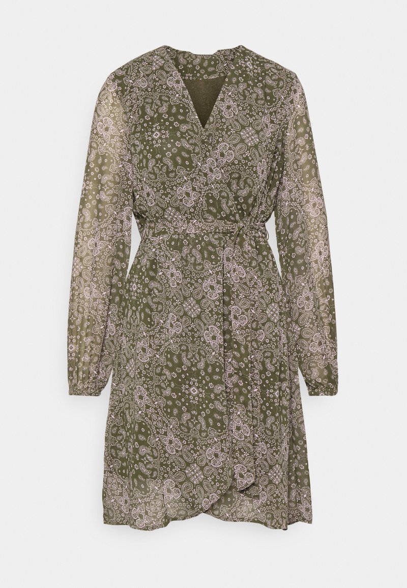 Vestido envelope verde, com padrão, de mangas longas, decote em V e faixa na cintura. Apresenta intrincados desenhos em paisley e flores em cores claras.