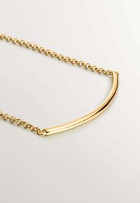 Collar de tono dorado con un colgante de barra curvada, diseño de cadena enlazada, superficie lisa y cierre ajustable. Estética simple y elegante.