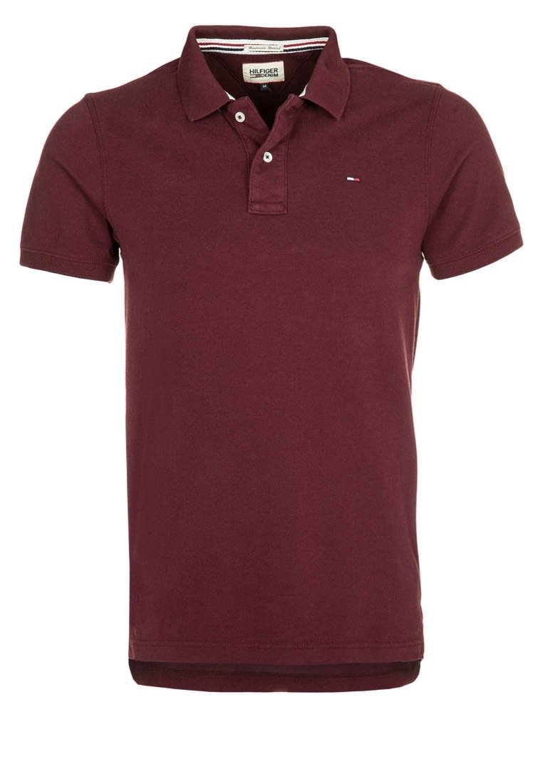 Burgundin värinen puuvillapolo, jossa on klassinen kaulus, kahden napin lista ja pieni logo rinnassa. Lyhyet hihat.