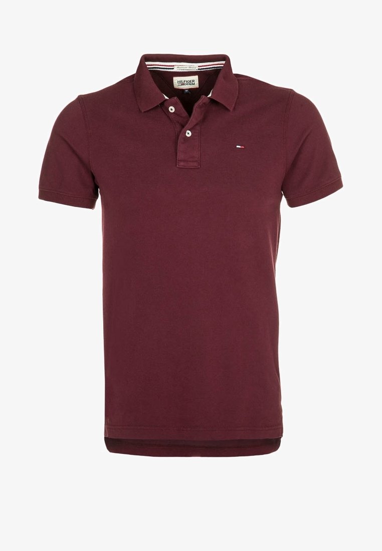 Burgundin värinen puuvillapolo, jossa on klassinen kaulus, kahden napin lista ja pieni logo rinnassa. Lyhyet hihat.