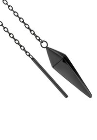 Schwarze Anhänger-Halskette mit einem geometrischen, länglichen dreieckigen Anhänger und einer glatten Oberfläche, die an einer Kette mit ovalen Gliedern befestigt ist.