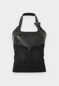 Top halter preto com seção superior em couro e detalhe de fivela na alça, seção inferior em denim e design de costura ajustada.