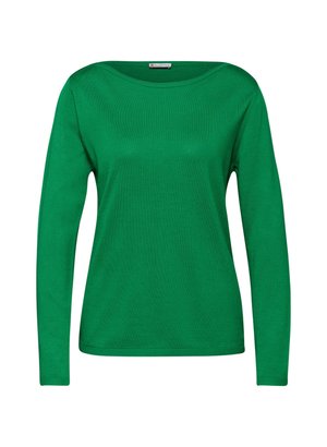 Top de manga larga verde hecho de tejido suave. Presenta un escote amplio en forma de barco y una silueta ajustada. Sin patrones visibles ni herrajes.