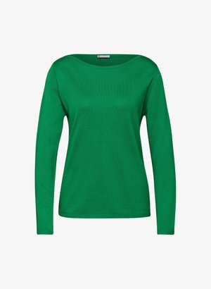 Top de manga larga verde hecho de tejido suave. Presenta un escote amplio en forma de barco y una silueta ajustada. Sin patrones visibles ni herrajes.