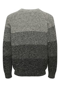 Grauer gestrickter Pullover mit einem Verlaufsmuster, das von Hellgrau oben bis Schwarz unten übergeht, von hinten gezeigt.