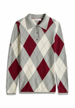 Polo de manga larga en gris, crema y patrón argyle burdeos. Presenta un cuello acanalado y una tapeta de tres botones, textura de punto.