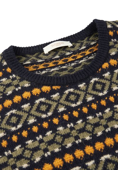 Sweter wełniany o granatowym tle z geometrycznymi wzorami w kolorze pomarańczowym, zielonym, białym i żółtym. Okrągły dekolt z prążkowanymi mankietami.