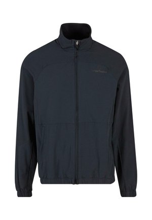 Chaqueta negra con cierre en la parte delantera para hombres, hecha de una tela ligera. Presenta un cuello alto, puños elásticos y un logo sutil en el pecho.