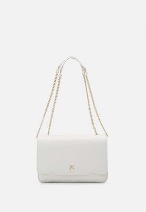 Biała skórzana torebka na ramię z paskami z złotym łańcuszkiem oraz małym złotym logo na przedniej klapce.