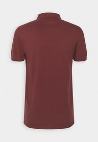 Burgundské polo tričko, krátké rukávy, klasický límec, hladká textura, bez viditelných log a vzorů, čistý lem v pase.