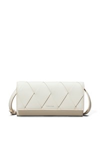 Gepolsterte cremefarbene Lederbörse mit einem Klappdesign, featuring einem beige Untergrund und einem dezenten Calvin Klein-Logo. Inklusive Handgelenkriemen.