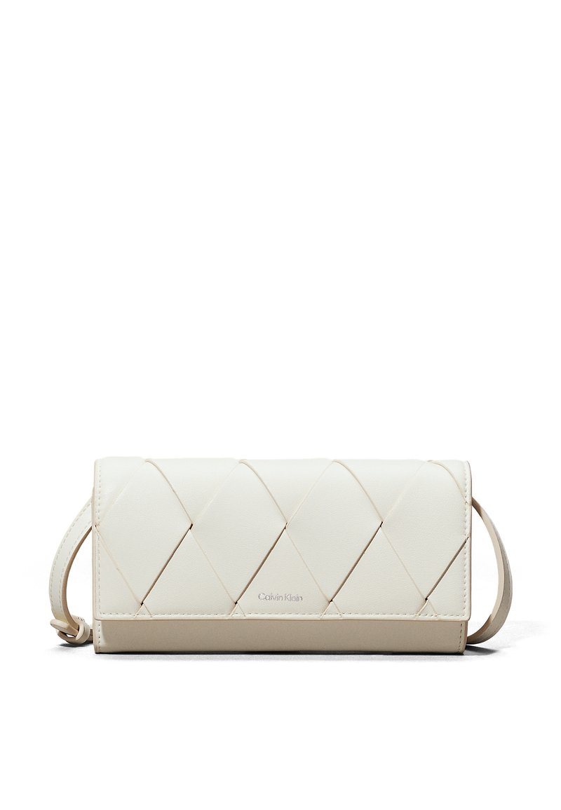 Gepolsterte cremefarbene Lederbörse mit einem Klappdesign, featuring einem beige Untergrund und einem dezenten Calvin Klein-Logo. Inklusive Handgelenkriemen.