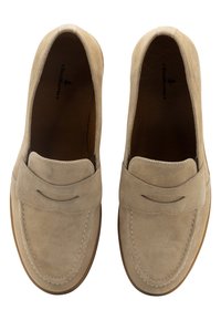 Mocassini beige in pelle scamosciata con un motivo cucito, design mocassino, texture morbida e punta arrotondata. Presentano un discreto dettaglio di cinturino decorativo.