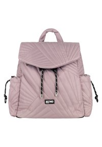Zaino trapuntato pastello rosa con patta superiore, chiusura a cordoncino e tasche laterali. Presenta accenti neri e un'etichetta con il marchio sul davanti.
