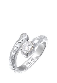 Srebrn prstan z teksturiranim, organskim dizajnom, opremljen ovalnim prozornim kamnom in majhnim okroglim dodatnim kamnom, označen z "925 Ag."
