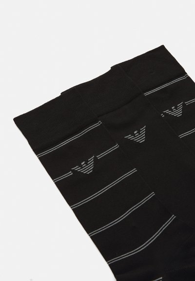 Meias pretas com riscas horizontais cinzentas e um logotipo na parte superior. Textura suave e design de comprimento padrão.