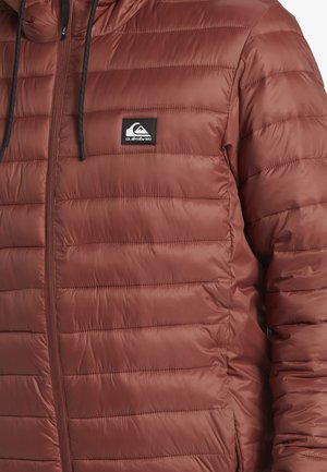 Chaqueta de plumas burdeos con paneles cosidos, cierre de cremallera y capucha. Presenta un parche de logo negro en el lado izquierdo del pecho. Textura suave y brillante.